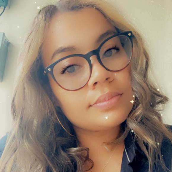 Poshmark profile picture for @esmerlyn
